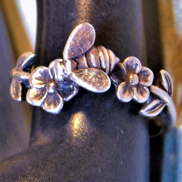 James Avery Jewelry - Vintage 1979 JAMES AVERY Silver Flowers & Bee Ring